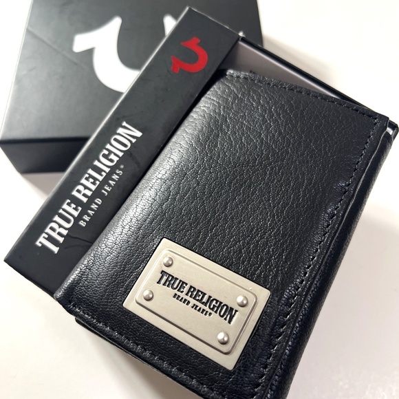 NWT TRUE RELIGION Trifold Leather Wallet Boxed Black Metal Plaque Kurz RFID